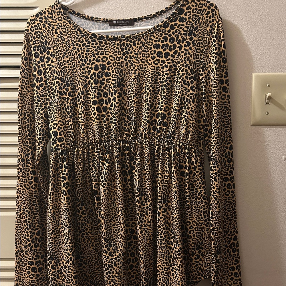 Chic Leopard Print Blouse with Long Sleeves